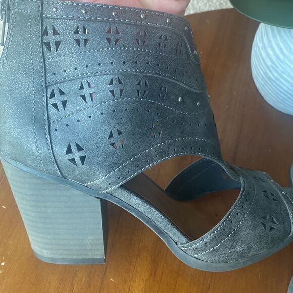 Maurices Women’s Gray Metallic Perforated Block Heel Sandals Size 9 - Picture 7 of 13